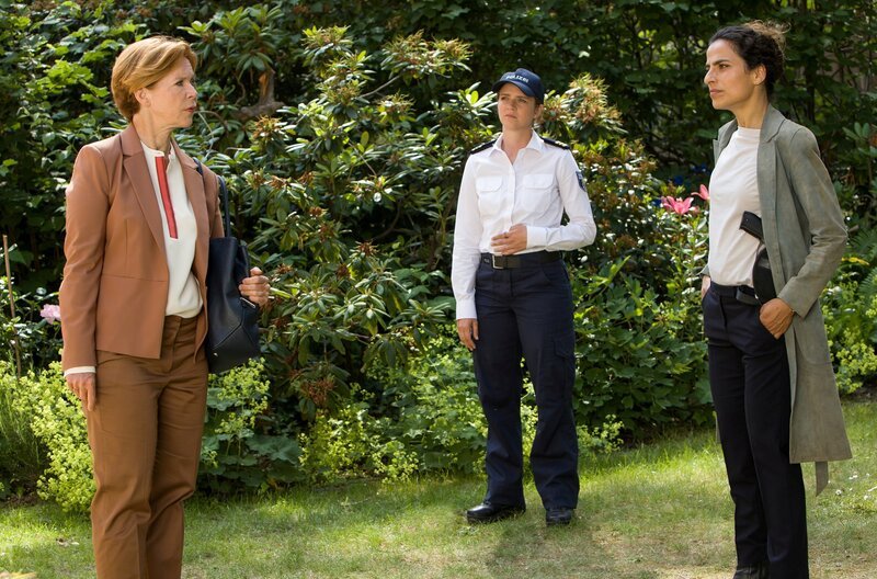 Paula Sprenger (Sarina Radomski, M.) und Jasmin Sayed (Sesede Terziyan, r.) werden von Polizeipräsidentin Alexandra Falkenbach (Marion Kracht, l.) im Garten der Familie Heppendorf überrascht. – Bild: Degeto Film GmbH /​ Vertrieb: Studio Hamburg Enterprises GmbH