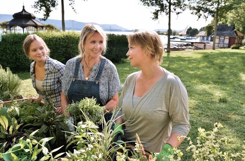Mechthild Fehrenbach (Diana Körner, M.) bekommt bei der Bepflanzung des Gartens Hilfe von Tochter Nele (Floriane Daniel, r.) und Enkelin Johanna (Sofie Eifertinger, l.). – Bild: hr-fernsehen