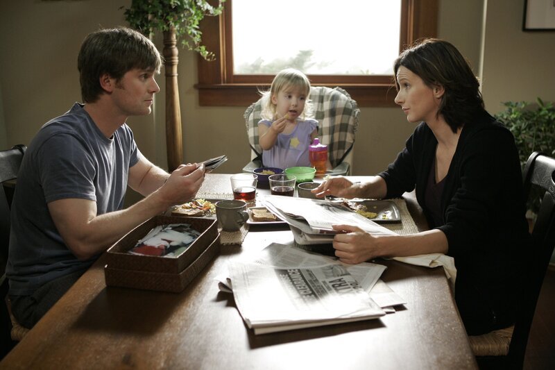 Brenda Chenowith (Rachel Griffiths) und Nate Fisher (Peter Kraus) mit einem Kleinkind am Esstisch. – Bild: Sky Atlantic