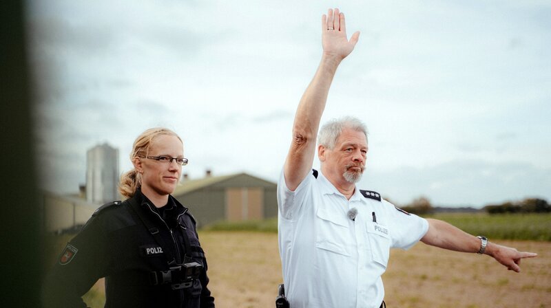 Hauptkommissar Frank Korte und Kommissarin Larissa Buß halten im Landkreis Diepholz die Landmaschinen an, die im Straßenverkehr auffallen. – Bild: NDR/​FILMBLICK/​Christopher Bielke