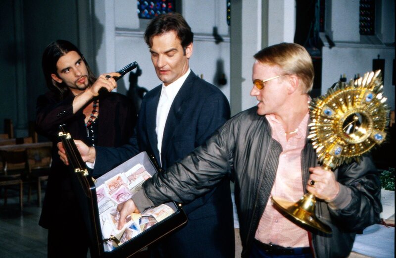 Pfarrer Bliesheim (Heinrich Schafmeister, M.) wird in der Sakristei von zwei Unbekannten (Marcus Alexander Becker, l., Caspar Arnhold, r.) überfallen. – Bild: SAT.1 /​ Thomas Böhme