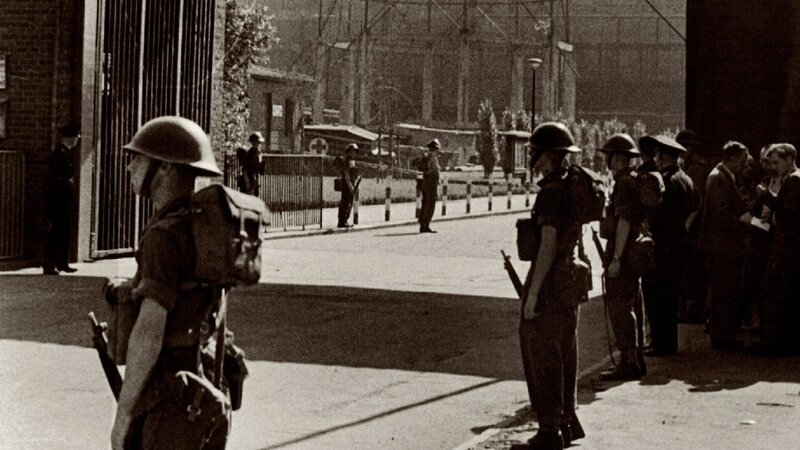 Der Täter John Alcott hatte bereits wenige Jahre zuvor als Besatzungssoldat in Deutschland einen Menschen getötet  und war begnadigt worden.    +++ – Bild: RTL /​ ZDF/​3DD Productions /​ Das zweite Urteil