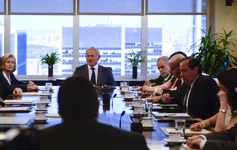 Stein (Victor Graber, h.) will mehr Sicherheit durch zusätzliche private Truppen vor Synagogen. Das verärgert den Polizeichef, der mehr Vertrauen in das NYPD fordert. Doch es gibt bereits drei Leichen … – Bild: CBS Broadcasting Inc.