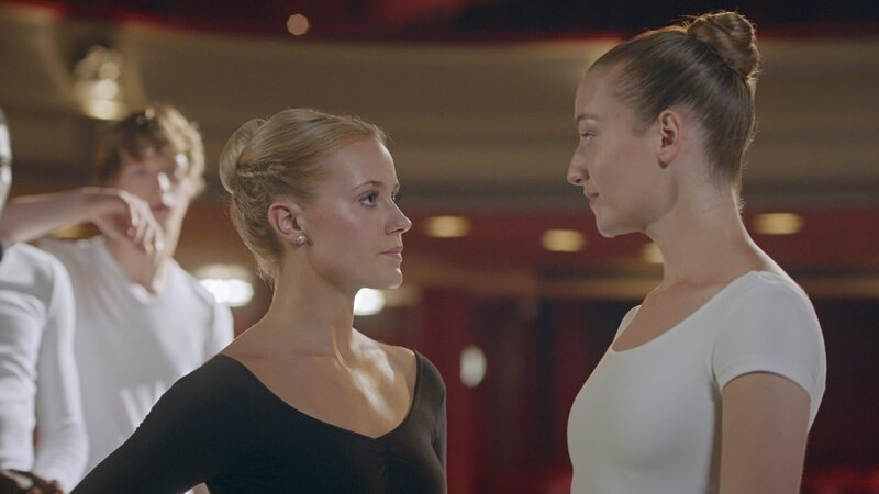 Lena (Jessica Lord, Mi.) hat Jenna (Esther Lindebergh, re.) von der Londoner Ballettschule zu einem heimlichen Tanzwettstreit herausgefordert. Die anderen Ballettschüler, unter anderem Jeff (Castle Rock Peters, li.), halten den Atem an. – Bild: ZDF