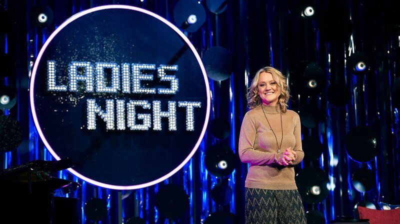 Moderatorin Lisa Feller. – Bild: WDR/​Melanie Grande