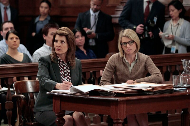 LAW & ORDER: SPECIAL VICTIMS UNIT -- „Rapist Anonymous“ Episode 1509 -- Pictured: (l-r) Nia Vardalos as Counselor Minonna Efron, Amy Seimetz as Lena Olson -- (Photo by: Giovanni Rufino/​NBC) – Bild: RTL /​ NBC Universal