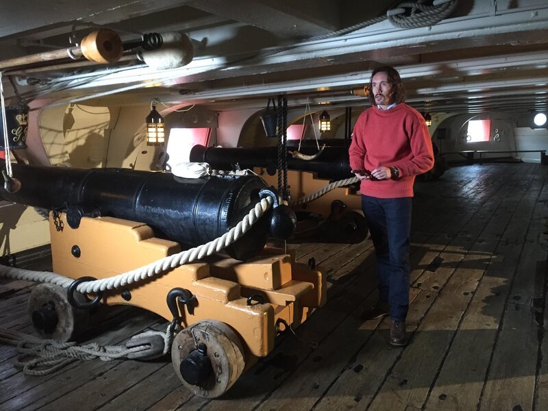 Dan Pascoe explaining flintlock canons that would have been used on HMS Invincible – Bild: NGC Network US, LLC