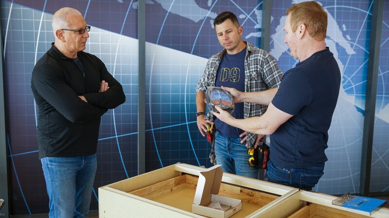 Chef Robert Irvine discusses with the design team, Tom Bury and Lynn Kegan, how the construction and redesign is coming along, as seen on Restaurant Impossible, season 20 – Bild: Food Network /​ Discover Images: IL2025_RI2025_0 /​ © 2023, Discovery, Inc. All Rights Reserved.