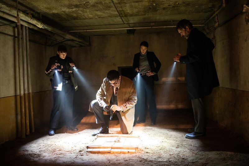 (v.l.n.r.) Yvette Nichol (Sarah Booth); Armand Gamache (Alfred Molina); Isabelle Lacoste (Elle-Máijá Tailfeathers); Jean-Guy Beauvoir (Rossif Sutherland) – Bild: 2022 LBM THREE PINES LIMITED /​ Laurent Guerin