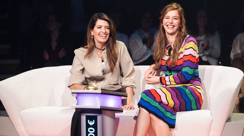 Linda Zervakis und Katrin Bauerfeind (v.l.n.r.) im Studio. – Bild: WDR/​Ben Knabe