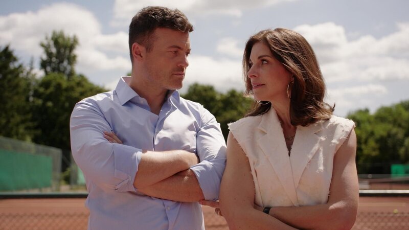 Gabriella (Bianca Hein) und Ben (Jörg Rohde) wollen ihr Glück weiter im Geheimen genießen. – Bild: RTL /​ Verräterischer Kuss