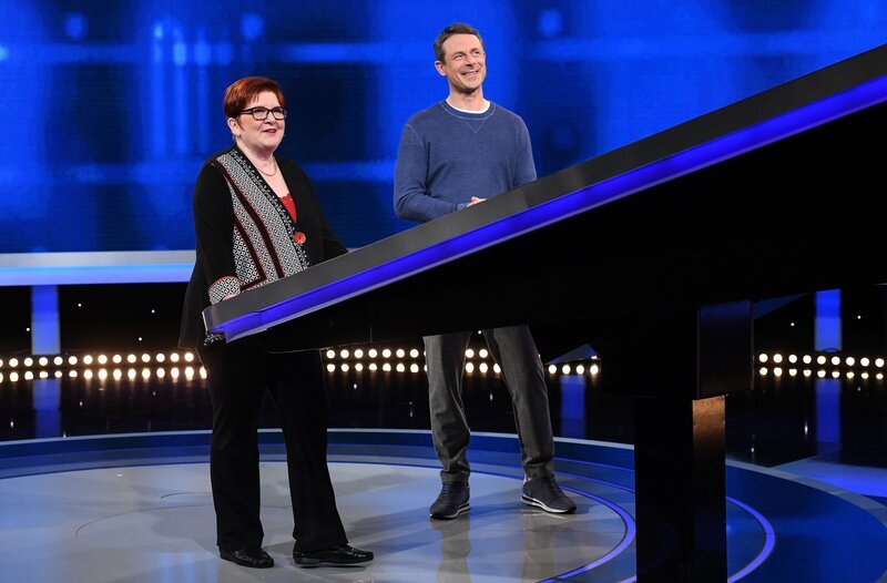 Moderator Alexander Bommes (r.) mit der Kandidatin Christiane Wahle (l.). – Bild: ARD/Uwe Ernst Moderator Alexander Bommes (r.) mit der Kandidatin Christiane Wahle (l.). – Bild: ARD/Uwe Ernst