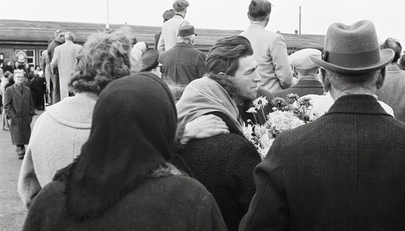 Fritz Siegmann mit Mutter im Arm, Oktober 1955. – Bild: NDR/ECO Media Fritz Siegmann mit Mutter im Arm, Oktober 1955. – Bild: NDR/ECO Media