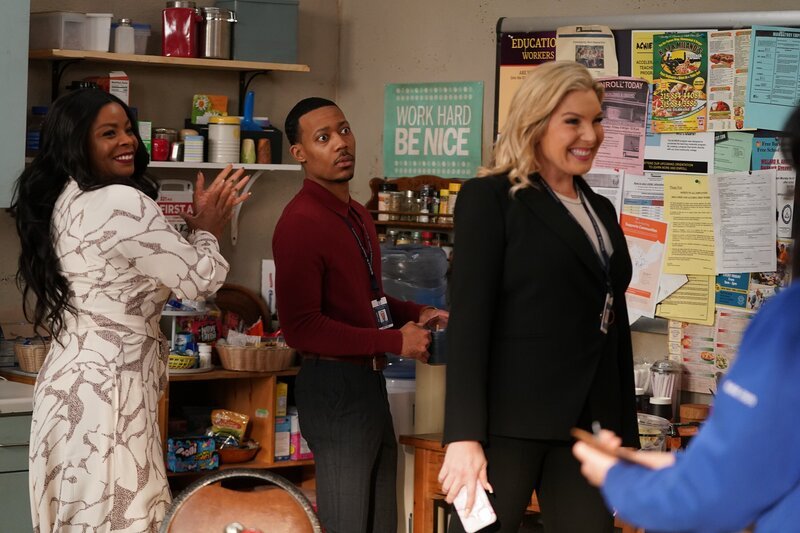 v.li.: Ava Coleman (Janelle James), Gregory Eddie (Tyler James Williams), Elizabeth Washington (June Diane Raphael) – Bild: Gilles Mingasson /​ ABC