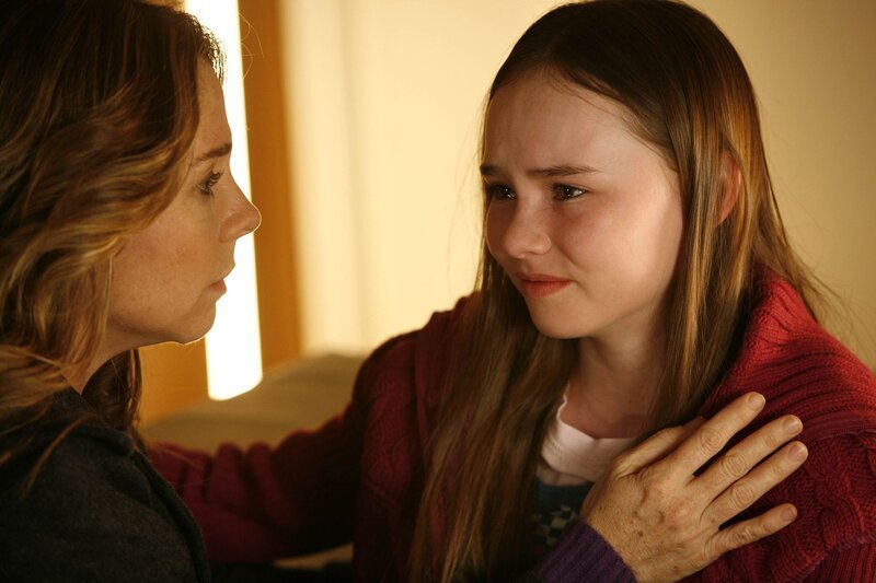 Lorraine Burch (Megan Follows, li.) versucht ihre Tochter Samantha (Madeline Carroll) zu beruhigen. Was das Mädchen wohl beschäftigt? – Bild: Nitro