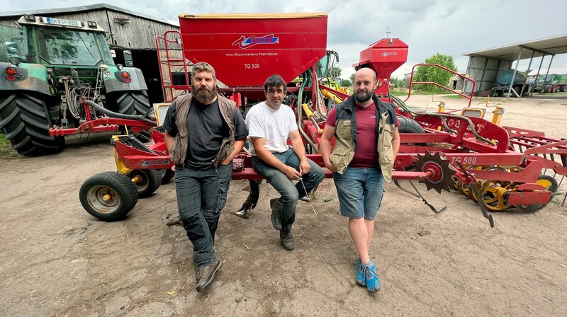 Jonas, Ronny und David warten auf dem Hof auf trockenes Wetter. – Bild: NDR/​MDR/​Miamedia/​Susanne Bülow