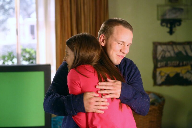 Darrin (John Gammon, hinten); Sue (Eden Sher, vorne) – Bild: Warner Brothers