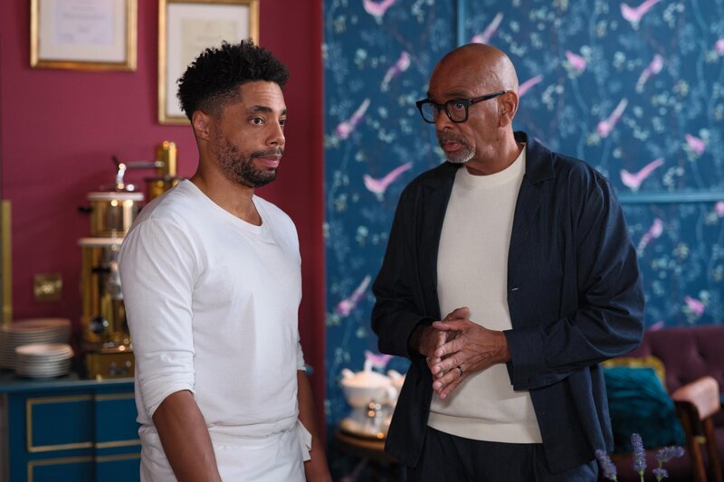 Theo (Julius Dombrink, l.) lehnt Adams (Pierre Sanoussi-Bliss) verlockendes Angebot impulsiv ab. – Bild: RTL /​ Stefan Behrens