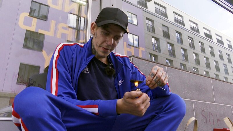 Die Straßen des Frankfurter Bahnhofsviertels gelten als härteste Drogenszene Deutschlands. Hier lebt unter anderem der 31-jährige Aaron. Er ist abhängig von Heroin und Crack. – Bild: RTLZWEI, Spiegel TV
