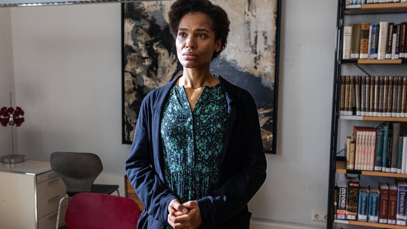 Jacky Steiner (Cynthia Micas) erbittet, ihren Übertritt ins Judentum vorzeitig absolvieren zu können. – Bild: ZDF