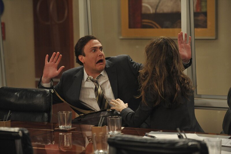 Verstehen sich prächtig: Jenkins (Amanda Peet, l.) und Marshall (Jason Segel, r.) … – Bild: 20th Century Fox International Television Lizenzbild frei