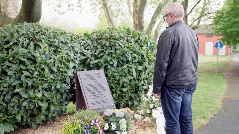 Konnte den Tod seiner Kollegin nicht aufklären und verzweifelte daran: Peter F., ehemaliger Kriminalpolizist aus Heilbronn, an der Gedenktafel für Michèle Kiesewetter. – Bild: SWR