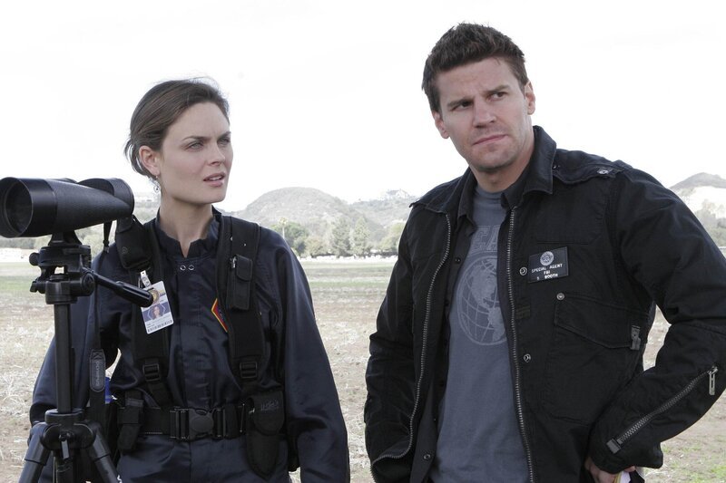 Vom Himmel gefallen: Brennan (Emily Deschanel) und Booth (David Boreanaz) versuchen die wirklichen Todesumstände des scheinbar vom Himmel gefallenen Mannes zu klären. – Bild: FRM6 /​ FOX BROADCASTING COMPANY