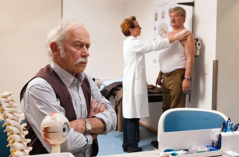 Die Rentnercops Edwin Bremer (Thilo Prückner, l.) und Günter Hoffmann (Wolfgang Winkler, r.) müssen zum Gesundheitscheck zur Ärztin (Vera Teltz, M.). – Bild: ARD/​Kai Schulz