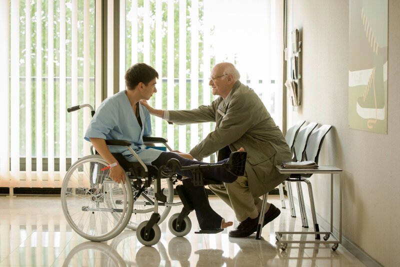 Karl (Dieter Schaad, r.) hat einen Brief vom Jugendamt erhalten: Dem Achtzigjährigen soll das Sorgerecht für seinen Enkel entzogen werden. Muss Toni (Ivo Kortlang) nun in ein Heim? – Bild: RTL /​ Martin Rottenkolber