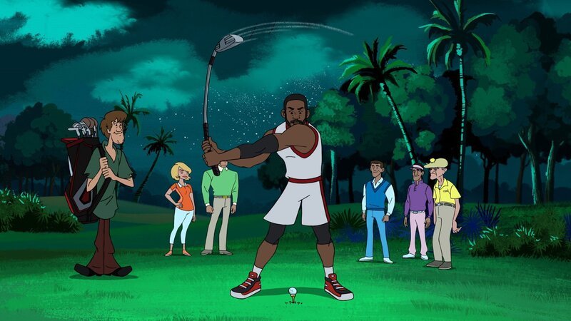 Shaggy unterstützt als Caddy die Basketball-Legende Chris Paul bei einem Golf-Wohltätigkeitsturnier. Trotz des Sumpfmonsters steht Shaggy Chris bis zum Schluss zur Seite. – Bild: Warner Bros. Entertainment Inc.