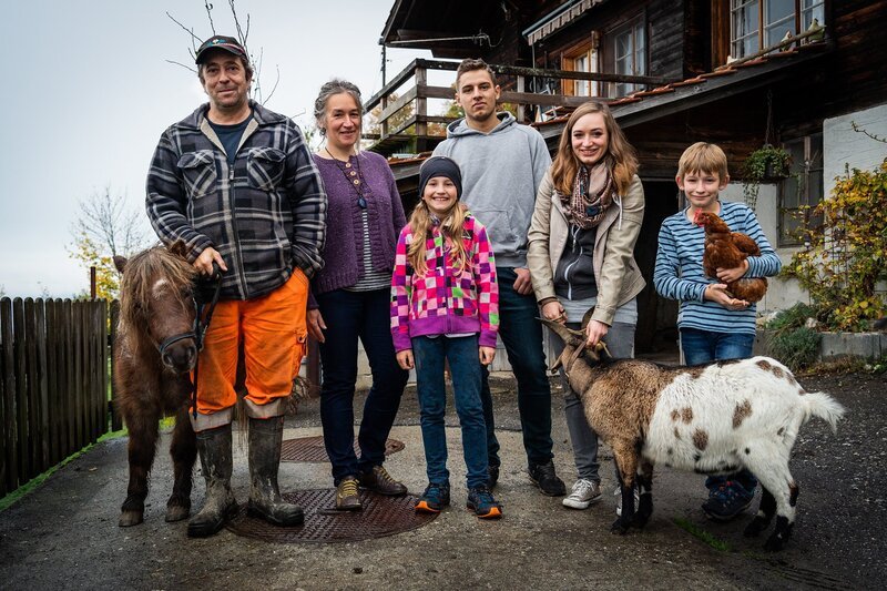 Familie Hirschi: Niklaus, Pia, Sophie, Fabian, Delia, Christian – Bild: SRF/​Severin Nowacki