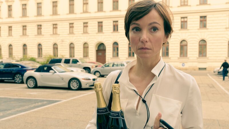 Die karriereorientierte Mira (Julia Koschitz) ist ein Workaholic, die sich selbst an ihrem Geburtstag keine Auszeit vom Job nehmen möchte. – Bild: ZDF