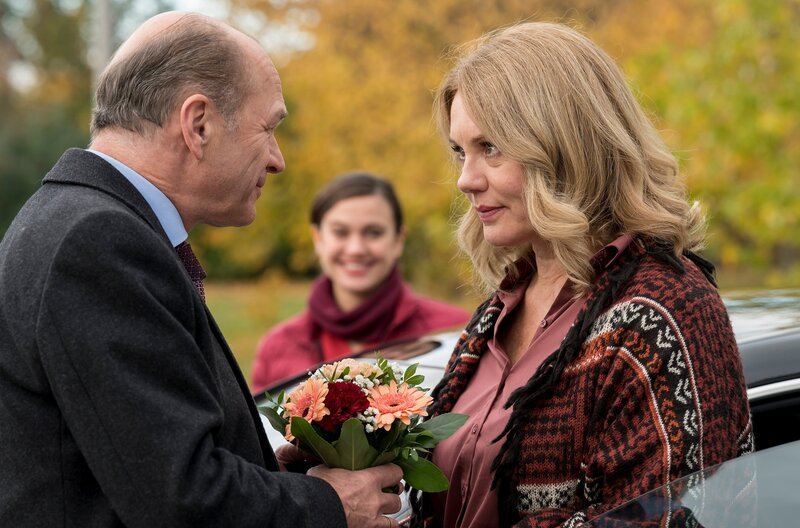 Wolfgang (Horst Günter Marx, l.) stellt mit seinem ungewöhnlichen Verhalten Hannahs (Maike Bollow, r.) Vertrauen auf die Probe (mit Milena Straube, M.). – Bild: ARD/​Jens-Ulrich Koch
