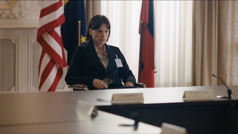 Leiterin eines delikaten Treffens: Veerle Baetens als Alexandra Weiss – Bild: SRF/​Bande à Part Films/​Les Films Pelleas/​Gaumont Television