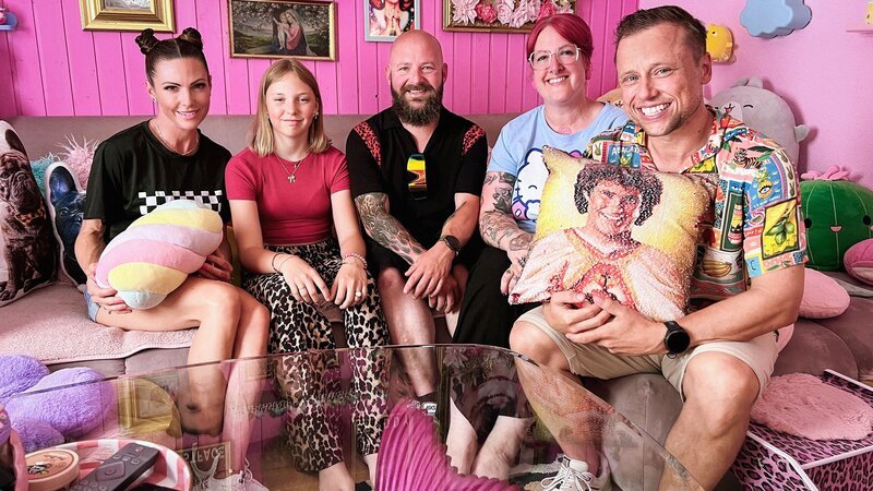 Ding Dong – Zeig mir dein Zuhause Staffel 8 Folge 4 Im Barbie-Haus: Viola Tami (l.) und Jan Fitze (r.) mit dem Ehepaar Melanie Grauwiler (2.v.r.) und Andreas Murer (m.) und Melanies Patentochter Janina Riesen (2.v.l.) 2025 – Bild: SRF