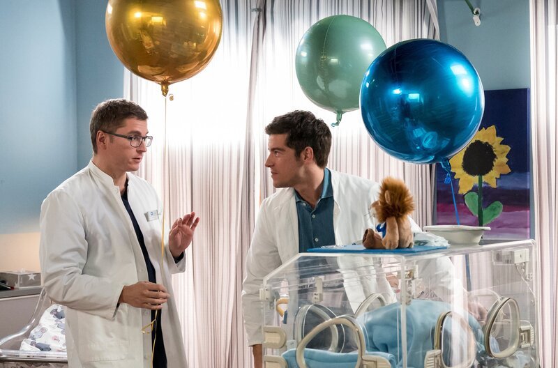 Elias Bähr (Stefan Ruppe) und Ben Ahleck (Philipp Danne) sorgen sich um Frühchen Lilly. – Bild: ARD/​Jens-Ulrich Koch