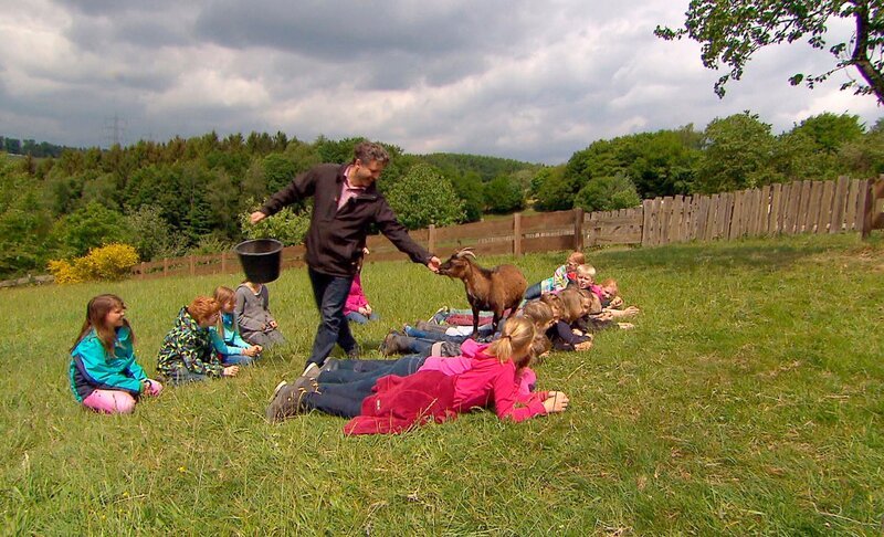 Fabelhaft: Stadtkinder erleben naturnahe Ferien u.a. mit Ziege Horst Kevin. – Bild: SWR