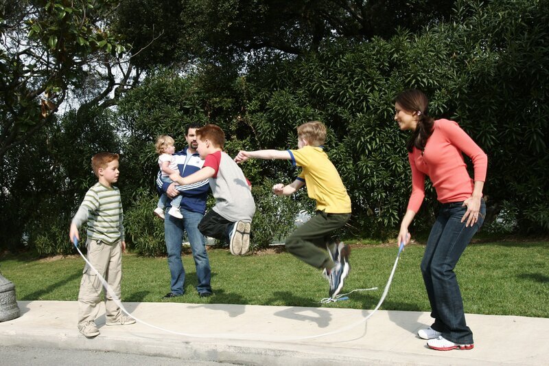 Gabrielle (Eva Longoria, r.) und Carlos (Ricardo Antonio Chavira, 3.v.l.) möchten ein wenig Zeit mit Lynettes Kindern verbringen, um zu dokumentieren, dass sie fähige Eltern sind … – Bild: American Broadcasting Companies, Inc.