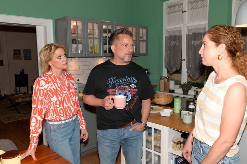Nina (Maria Wedig, r.) erkennt, dass zwischen Yvonne (Gisa Zach) und Michael „Michi“ (Lars Pape) mehr als eine Freundschaft besteht. – Bild: RTL /​ Rolf Baumgartner