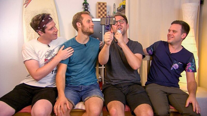 Die WG testet „Spin To Sing“. – Bild: RTL