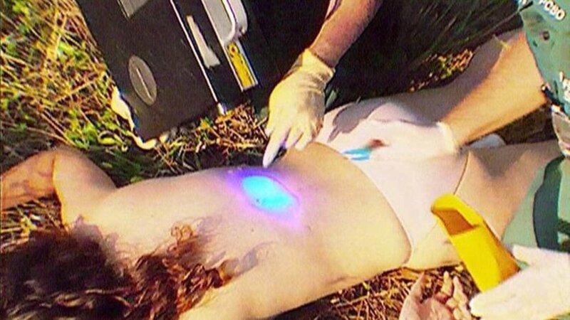 Auf der Leiche einer Prostituierten werden Fasern mit Hilfe des Lumalichts entdeckt. – Bild: RTL