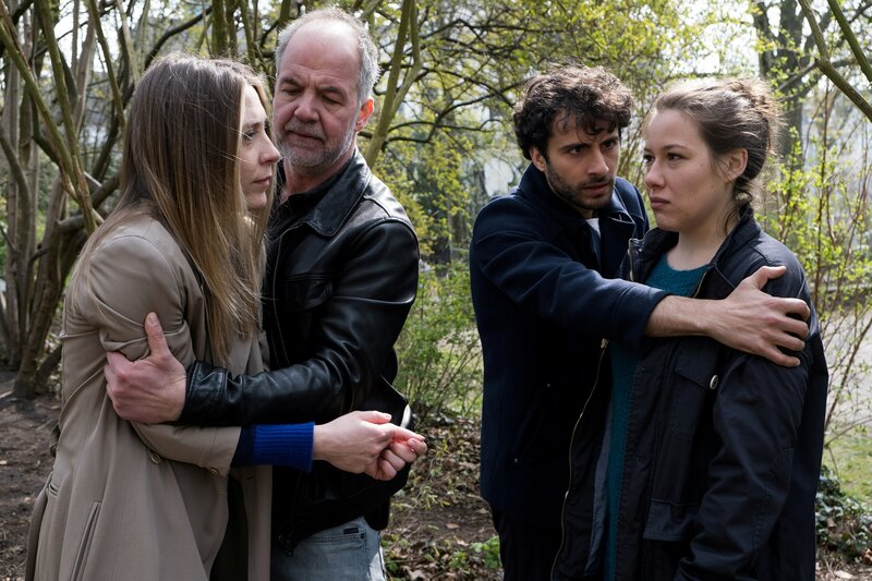Oskar Schütz (Marek Erhardt, 2.v.l.) und Max Nordmann (Garry Fischmann, 2.v.r.) müssen Julia Burkhardt (Marisa Leonie Bach, l.) und Bettina Dudek (Josefine Israel, r.) auseinanderhalten. Was weiß Bettina Dudek über Julia Burkhardts Ex-Mann Sven Lambrecht? – Bild: Manju Sawhney /​ ZDF
