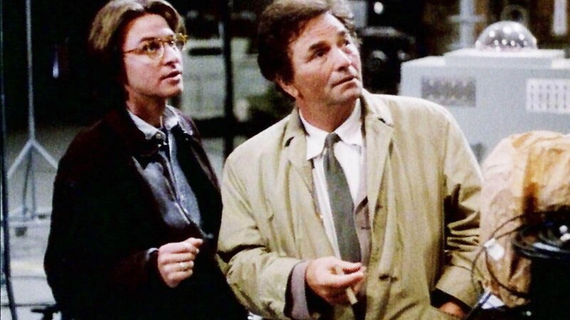 Lt. Columbo (Peter Falk, re.) bewegt sich auf ungewohntem Parkett. In der Glitzerwelt von Hollywood versucht er, dem Erfolgsregisseur Alex Brady (Fisher Stevens) einen inszenierten Mord nachzuweisen. – Bild: RTL