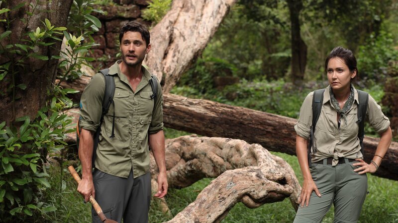 Die Moderatoren Phil und Jessica suchen im kambodschanischen Dschungel nach Antworten. – Bild: Discovery Channel /​ Scripps (Focus) /​ © 2019, Discovery Inc. All Rights Reserved.