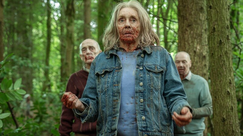Cecily (Sue Johnston, im Vordergrund) führt die Gruppe infizierter Senioren an, die sich im Wald bei Dambury versteckt. – Bild: ZDF und Alistair Heap