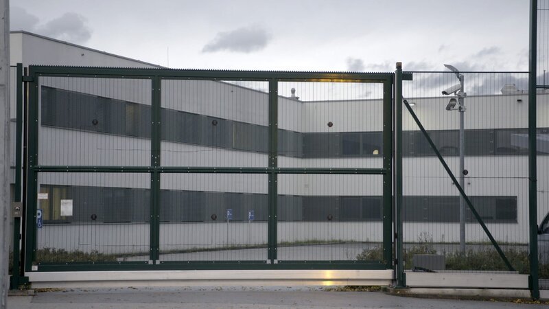 „Im Brennpunkt Verbrechen“, „Estibaliz C. – Die Eislady.“ Die neue ORFIII True-Crime-Serie startet mit einem der wohl spektakulärsten Kriminalfälle Österreichs: Dem Fall der als „Eislady“ bekannt gewordenen Estibaliz C. Am 6. Juni 2011 wird bei Reparaturarbeiten nach einem Wasserrohrbruch in einem Kellerabteil ein furchtbarer Fund gemacht: in zubetonierten Tiefkühltruhen und Blumentrögen werden Leichenteile von zwei Männern entdeckt. Bald wird klar: Die Männer sind die ehemaligen Lebensgefährten der Eissalonbesitzerin Estibaliz C. Doch ihr gelingt die Flucht – drei Tage später kann sie schließlich in Italien gefasst werden. Was ist damals wirklich passiert? Wie ist es zu den Morden gekommen? Wie konnten sie so lange unbemerkt bleiben? Und wie hat die Polizei Estibaliz C. schließlich geschnappt? ORFIII spricht mit Vertrauten, Ermittlern und Psychiatern und begibt sich auf die Spur des Verbrechens. – Bild: ORF/​Pammer Film