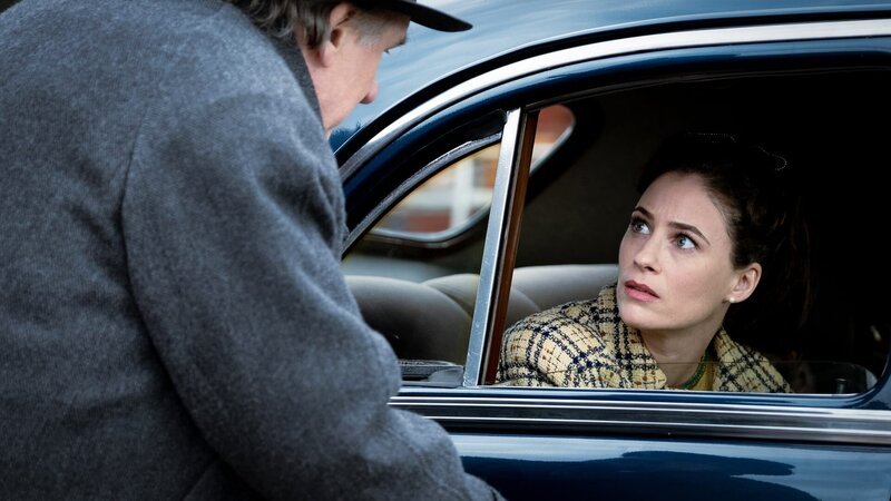 Maigret (Gérard Depardieu) wird Jeanine (Mélanie Bernier) langsam lästig. – Bild: ZDF Maigret (Gérard Depardieu) wird Jeanine (Mélanie Bernier) langsam lästig. – Bild: ZDF