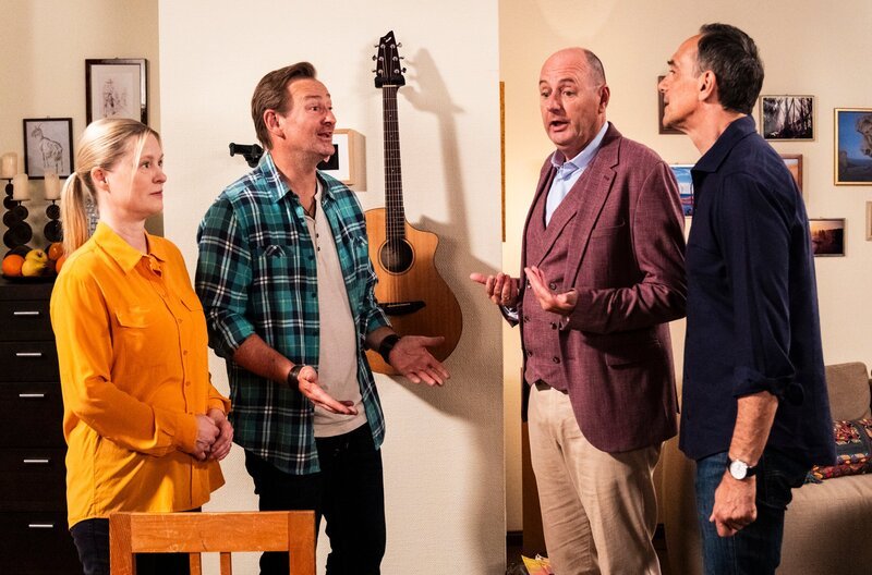 Hubert und Mike klären mit Gregor das Trauzeugendilemma. Von links: Vera (Sybille Waury), Gregor (Holger Matthias Wilhelm), Hubert (Bernhard Ulrich), Mike (Harry Blank). – Bild: BR/​Lena Semmelroggen