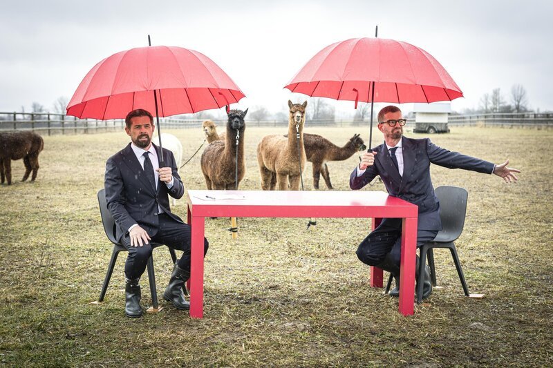Joko Winterscheidt (r.); Klaas Heufer-Umlauf (l.) – Bild: Joyn /​ Benedikt Müller