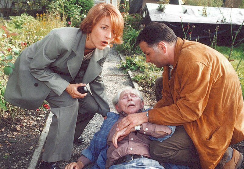 Opa Friedrich bricht zusammen. Pia und Roland fangen ihn auf. Sollte es etwa ein Schlaganfall sein? – Bild: MDR/​Krajewski